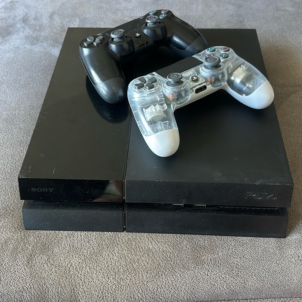 SONY PS4 + 2 controllers
